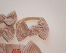 Nylon headband in tan wavy ribbed for baby girl